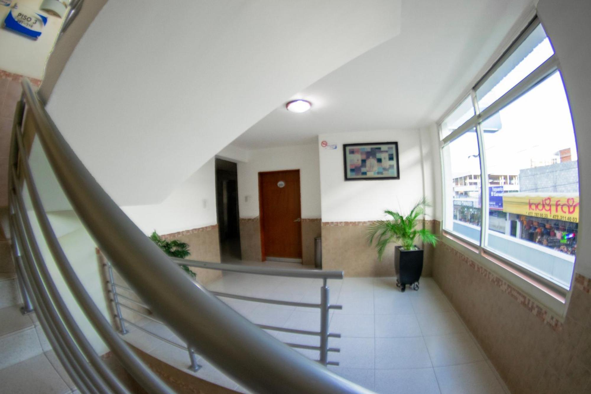 Hotel Niza Zona Piel Леон Экстерьер фото